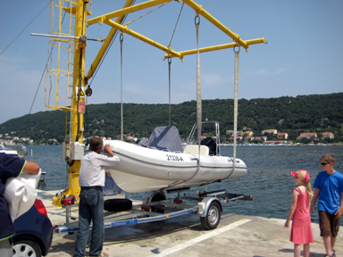 Das Boot wird ins Wasser gelassen...