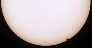 06:30:27 Uhr MEZ: Venus ist zur Hälfte vor der Sonne